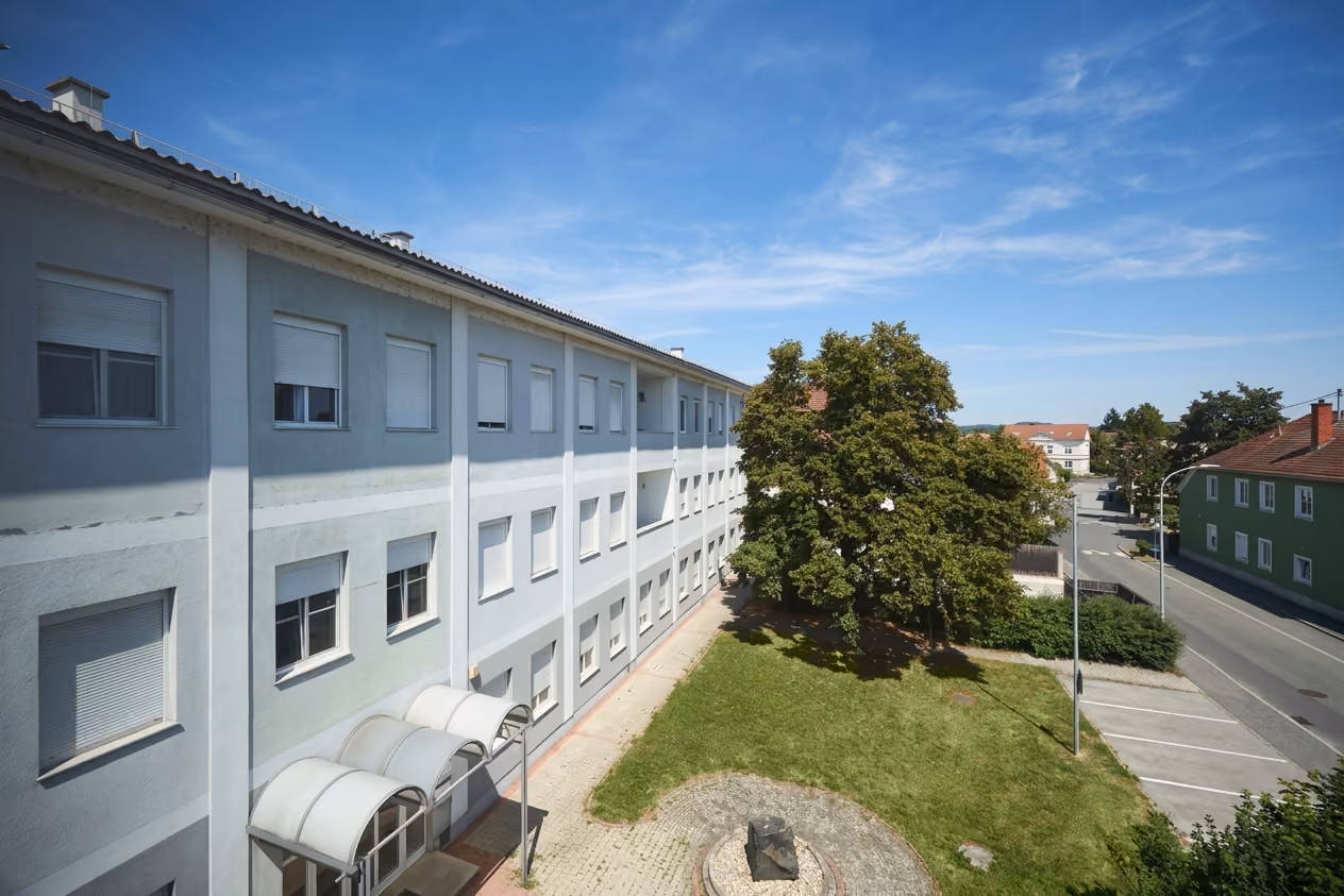 WK8: Blick von oben auf Fassade, Innenhof und Straße