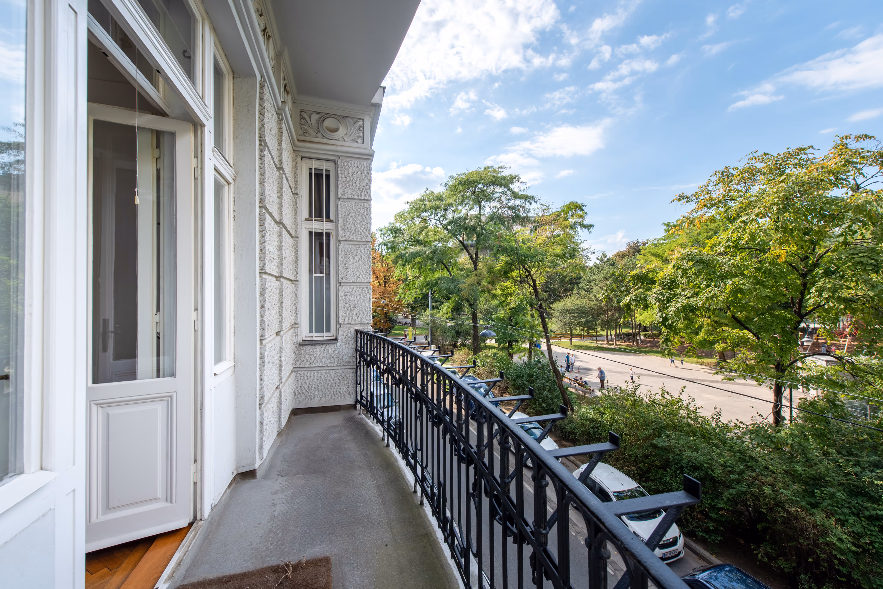 Ausblick vom Balkon einer Altbauwohnung